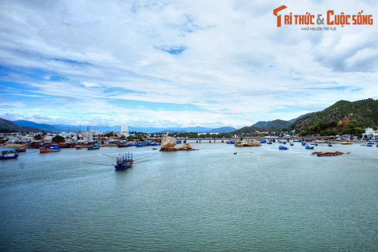 Có chiều dài 84 km, sông Cái còn có tên là sông Phú Lộc, sông Cù, là dòng sông gắn liền với lịch sử hình thành và phát triển của thành phố Nha Trang.