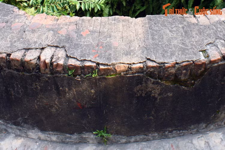 Theo thời gian, những khối đá ong cũ của một số miệng giếng cổ được bọc thêm gạch và bê tông phía ngoài. Giếng đình Mông Phụ là một trong những giếng như vậy.