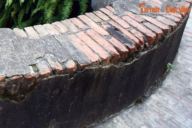 Việc bọc thêm các lớp vật liệu mới làm tăng độ bền nhưng cũng khiến giếng mất giá trị kiến trúc nguyên bản.