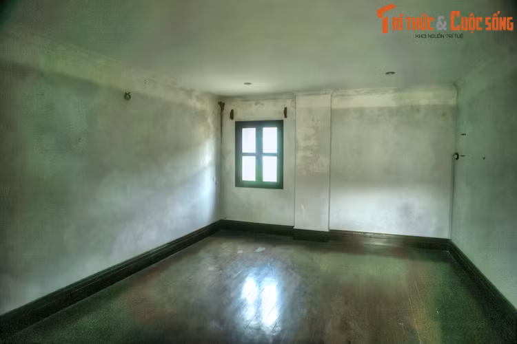 Năm 1950, khi Bắc Hà được giải phóng, gia đình họ Hoàng đã trốn sang Pháp. Sau đó dinh Hoàng A Tưởng vẫn được giữ lại và bảo tồn khá nguyên vẹn, nhưng đồ nội thất và hiện vật trong dinh hầu hết đã mất nên các căn phòng đều để trống.