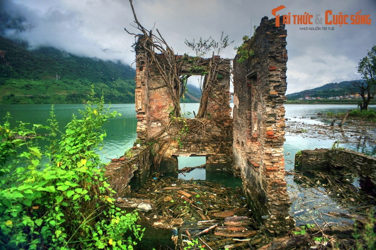 Kể từ đó đến nay, toàn bộ khu dinh thự bề thế một thời biến thành một đống đổ nát. Khi thủy điện Sơn La được xây dựng, một số công trình của khu dinh Đèo Văn Long đã bị ngập một phần dưới làn nước của hồ thủy điện Sơn La.