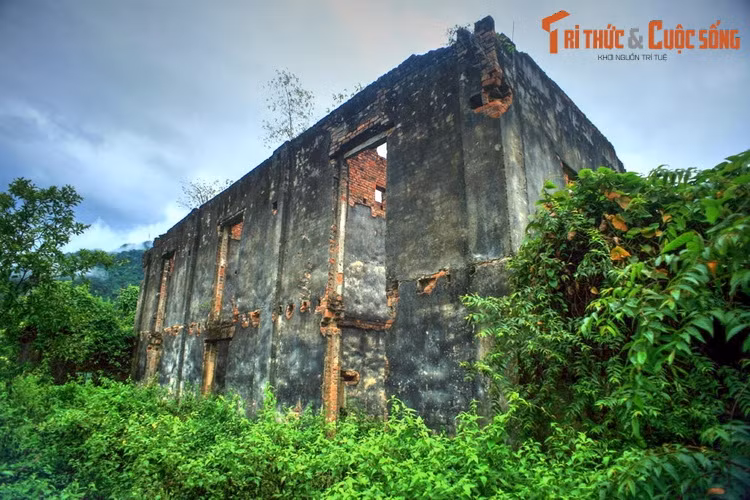 3. Nằm trên một dải đất nhô ra ở ngã ba sông Nậm Na và sông Đà ở xã Lê Lợi, huyện Sìn Hồ, tỉnh Lai Châu, khu dinh thự Đèo Văn Long từng là cơ ngơi của Đèo Văn Long, vị lãnh chúa người dân tộc Thái giàu có và tàn bạo khét tiếng Tây Bắc một thời.