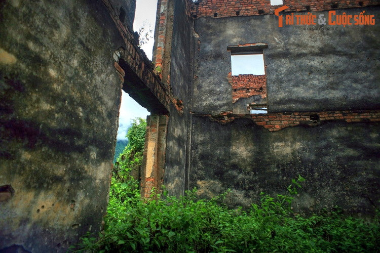 Sau thất bại của thực dân Pháp ở trận Điện Biên Phủ năm 1954, Đèo Văn Long bay bằng trực thăng về Hà Nội rồi sau đó trốn sang Lào và tị nạn ở Pháp đến khi qua đời năm 1975. Khi Đèo Văn Long bỏ chạy, người dân trong vùng đã kéo đến phá hủy khu dinh thự của vị cựu lãnh chúa.