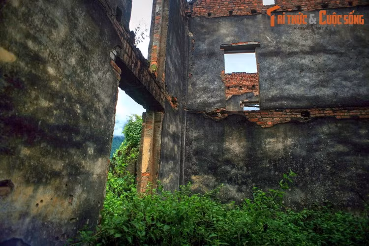 Sau thất bại của thực dân Pháp ở trận Điện Biên Phủ năm 1954, Đèo Văn Long bay bằng trực thăng về Hà Nội rồi sau đó trốn sang Lào và tị nạn ở Pháp đến khi qua đời năm 1975. Khi Đèo Văn Long bỏ chạy, người dân trong vùng đã kéo đến phá hủy khu dinh thự của vị cựu lãnh chúa.