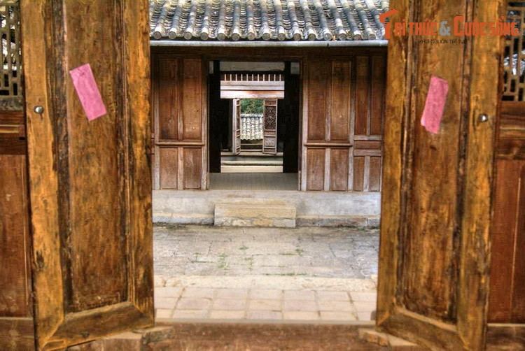 Dinh thự họ Vương được xây trong 8 năm, tiêu tốn khoảng 150.000 đồng bạc trắng. Người kế thừa sự nghiệp của vua Mèo Vương Chính Đức là Vương Chí Sình sau này đã đi theo Cách mạng và trở thành một cán bộ cao cấp của nhà nước Việt Nam Dân chủ Cộng hòa.