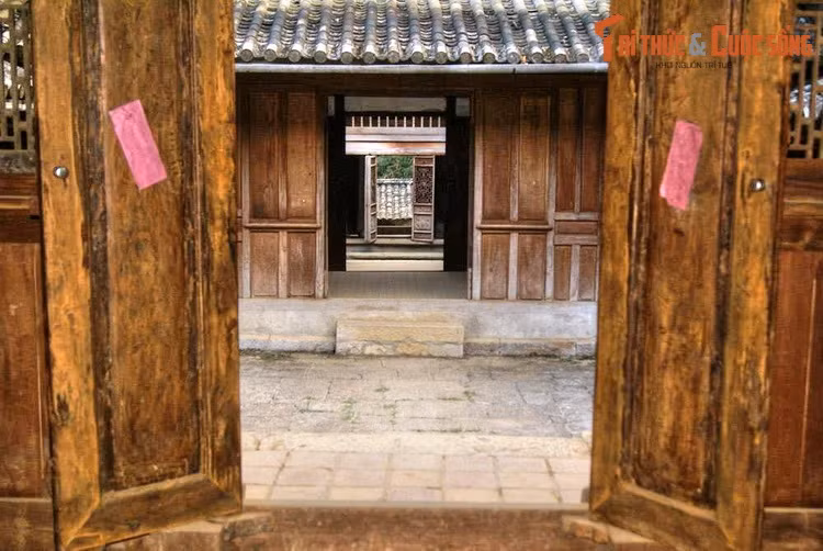 Dinh thự họ Vương được xây trong 8 năm, tiêu tốn khoảng 150.000 đồng bạc trắng. Người kế thừa sự nghiệp của vua Mèo Vương Chính Đức là Vương Chí Sình sau này đã đi theo Cách mạng và trở thành một cán bộ cao cấp của nhà nước Việt Nam Dân chủ Cộng hòa.