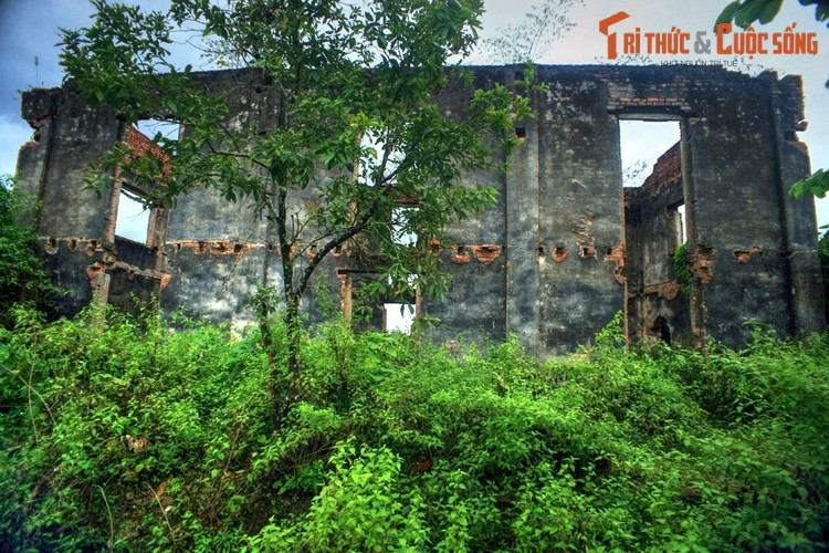 Ngược dòng lịch sử, sau khi chiếm Lai Châu, thực dân Pháp dựng chúa Thái Đèo Văn Trị, sau này được người con Đèo Văn Long nối nghiệp, cai quản Khu tự trị Thái ở Liên bang Đông Dương. Khi cầm quyền, Đèo Văn Long đã bóc lột thậm tệ và đàn áp tàn bạo người dân trong khu vực.