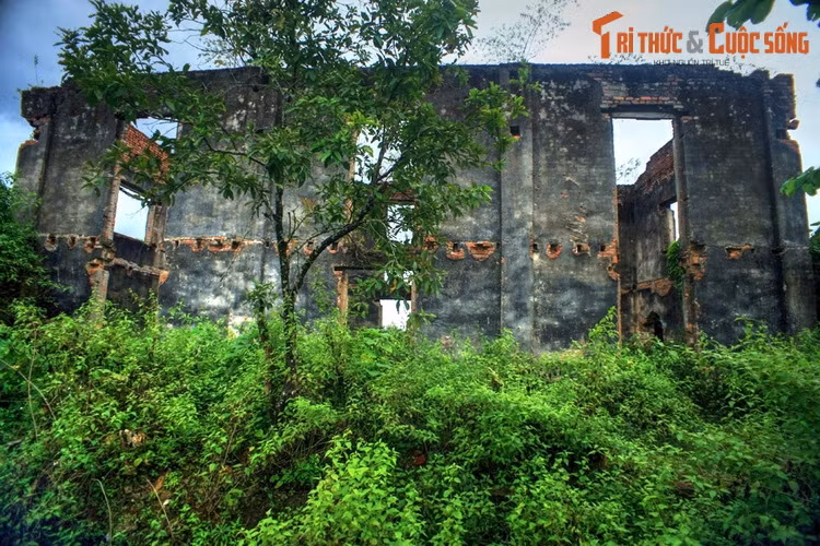 Ngược dòng lịch sử, sau khi chiếm Lai Châu, thực dân Pháp dựng chúa Thái Đèo Văn Trị, sau này được người con Đèo Văn Long nối nghiệp, cai quản Khu tự trị Thái ở Liên bang Đông Dương. Khi cầm quyền, Đèo Văn Long đã bóc lột thậm tệ và đàn áp tàn bạo người dân trong khu vực.