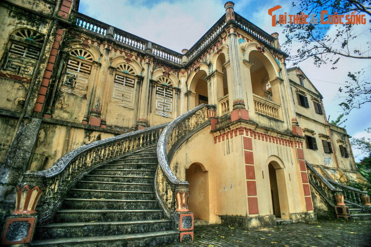 2. Nằm ở thị trấn Bắc Hà, huyện Bắc Hà, tỉnh Lào Cai, dinh Hoàng A Tưởng từng là đại bản doanh của hai cha con thổ ti người Tày là Hoàng Yến Chao và Hoàng A Tưởng, những người cai trị xứ Bắc Hà vào đầu thế kỷ 20.