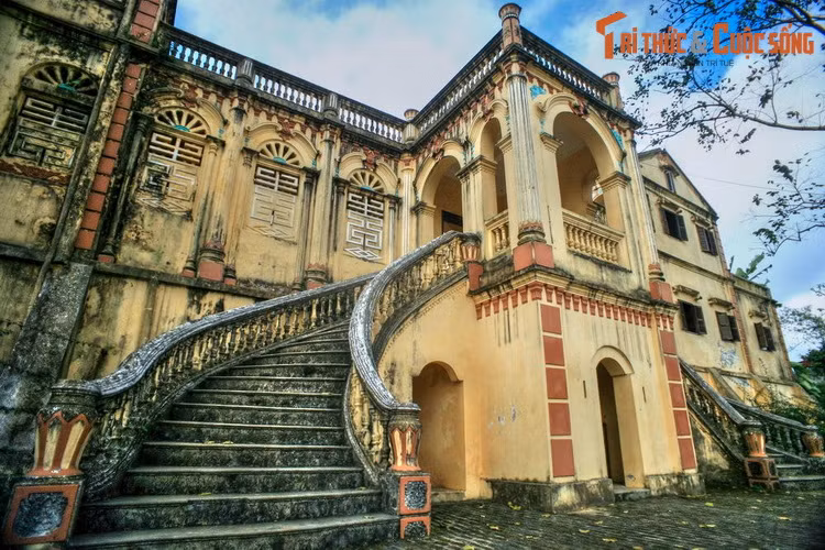 2. Nằm ở thị trấn Bắc Hà, huyện Bắc Hà, tỉnh Lào Cai, dinh Hoàng A Tưởng từng là đại bản doanh của hai cha con thổ ti người Tày là Hoàng Yến Chao và Hoàng A Tưởng, những người cai trị xứ Bắc Hà vào đầu thế kỷ 20.