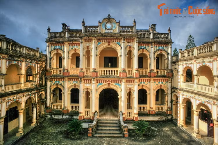 Được Pháp hậu thuẫn, Hoàng Yến Chao – Hoàng A Tưởng ra sức bóc lột nhân dân, độc quyền bán muối, lâm thổ sản, thuốc phiện và hàng hòa thiết yếu… nên đã tích lũy được một khối tài sản khổng lồ. Dinh Hoàng A Tưởng chính là vật chứng cho ách cai trị của hai cha con họ Hoàng.