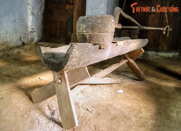 Sau nhiều thăng trầm lịch sử, nét đẹp kiến trúc của tòa dinh thự nguy nga vẫn được bảo tồn nguyên vẹn. Bên trong dinh thự còn lưu giữ được nhiều hiện vật gốc như cối đá, bếp sưởi, bàn ghế gỗ tiếp khách, chậu tắm làm bằng đá v..v.