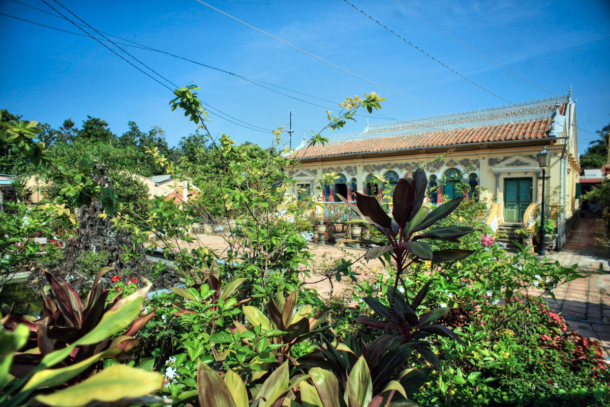 Không gian xanh bao quanh nhà cổ Bình Thủy. Nằm trên đường Bùi Hữu Nghĩa, quận Bình Thủy, TP Cần Thơ, nhà cổ Bình Thuỷ được đánh giá là ngôi nhà cổ đẹp nhất miền Tây Nam Bộ còn được gìn giữ đến nay.