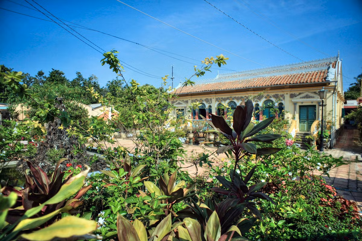 Không gian xanh bao quanh nhà cổ Bình Thủy. Nằm trên đường Bùi Hữu Nghĩa, quận Bình Thủy, TP Cần Thơ, nhà cổ Bình Thuỷ được đánh giá là ngôi nhà cổ đẹp nhất miền Tây Nam Bộ còn được gìn giữ đến nay.