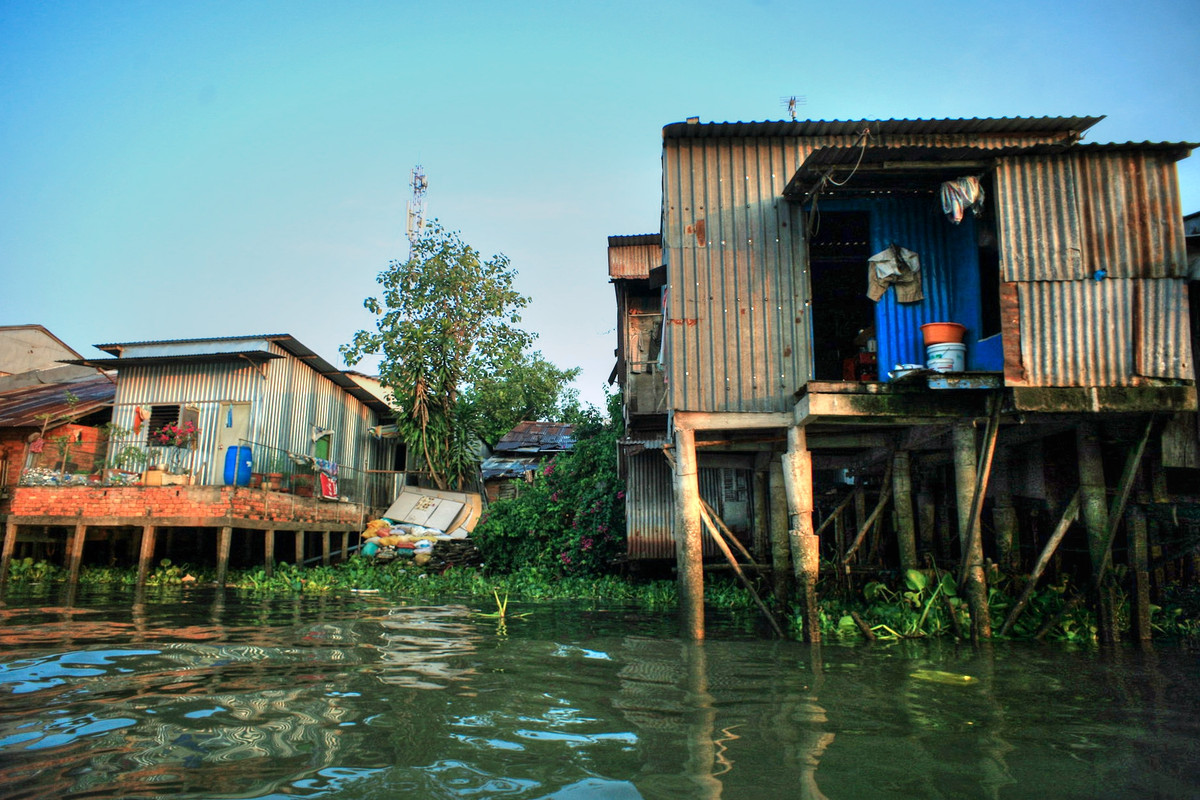 Những ngôi nhà sàn, hình ảnh quen thuộc về cuộc sống trên sông nước Cần Thơ nói riêng, và khu vực đồng bằng sông Cửu Long nói chung.
