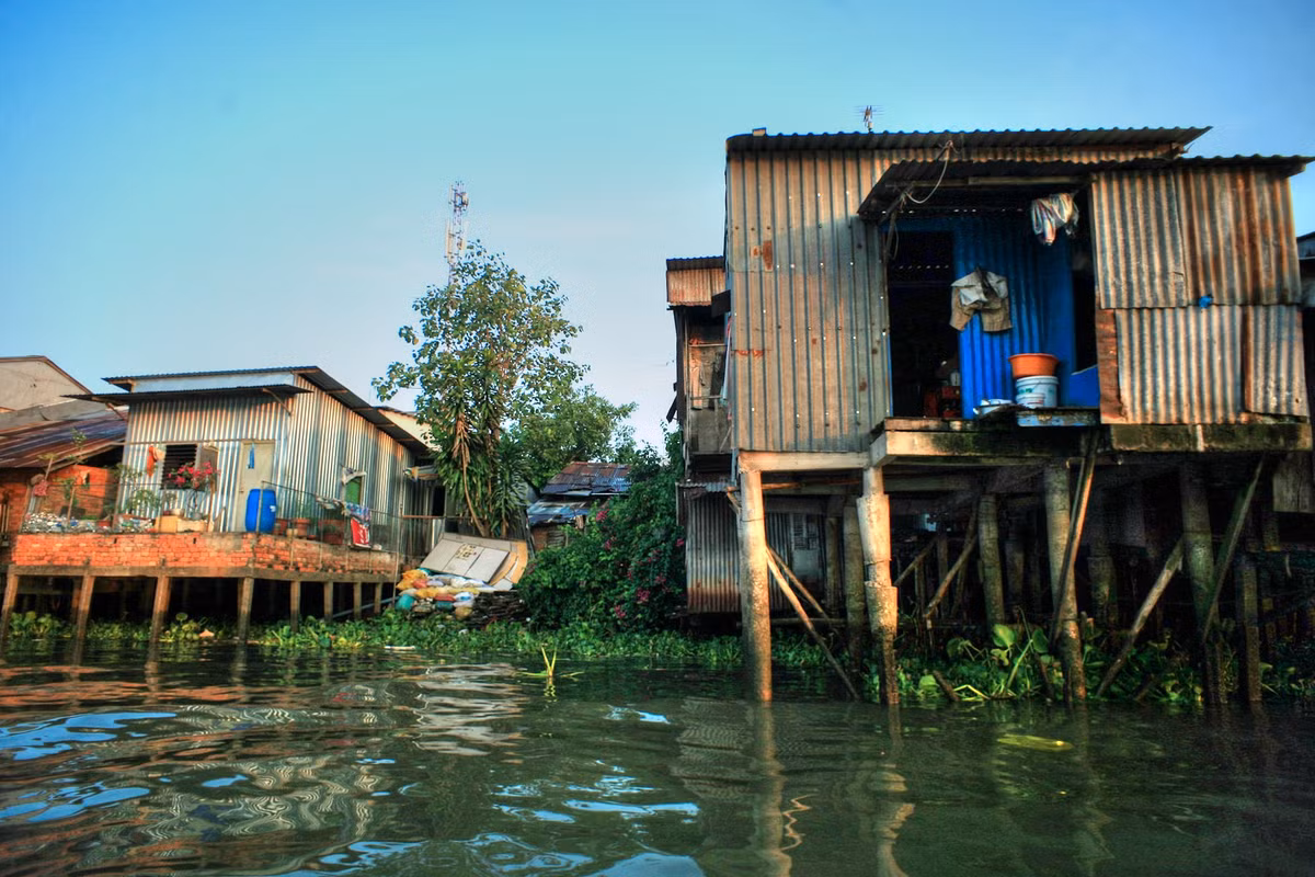 Những ngôi nhà sàn, hình ảnh quen thuộc về cuộc sống trên sông nước Cần Thơ nói riêng, và khu vực đồng bằng sông Cửu Long nói chung.