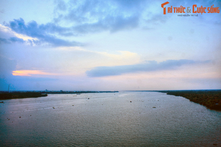 Ráng chiều trên sông Hậu Giang, nhìn từ cầu Cần Thơ.