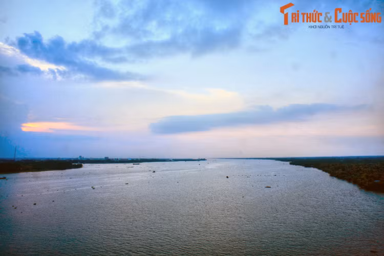 Ráng chiều trên sông Hậu Giang, nhìn từ cầu Cần Thơ.