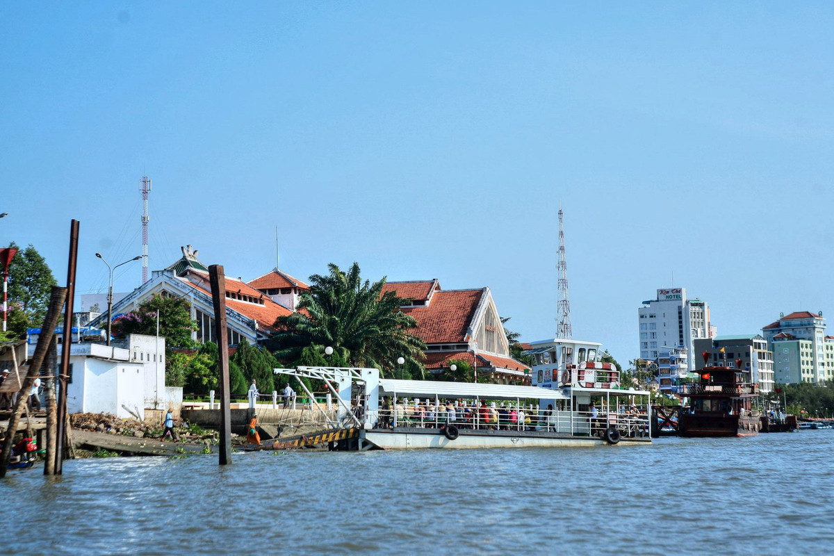 Chợ Cần Thơ nhìn từ sông Cần Thơ. Nằm bên bến Ninh Kiều, chợ Cần Thơ được xây dựng khoảng năm 1915, là khu chợ cổ đẹp và nổi tiếng nhất vùng Đồng bằng Sông Cửu Long.