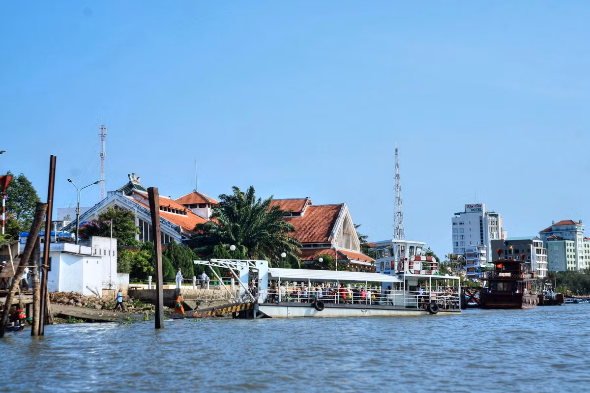 Chợ Cần Thơ nhìn từ sông Cần Thơ. Nằm bên bến Ninh Kiều, chợ Cần Thơ được xây dựng khoảng năm 1915, là khu chợ cổ đẹp và nổi tiếng nhất vùng Đồng bằng Sông Cửu Long.