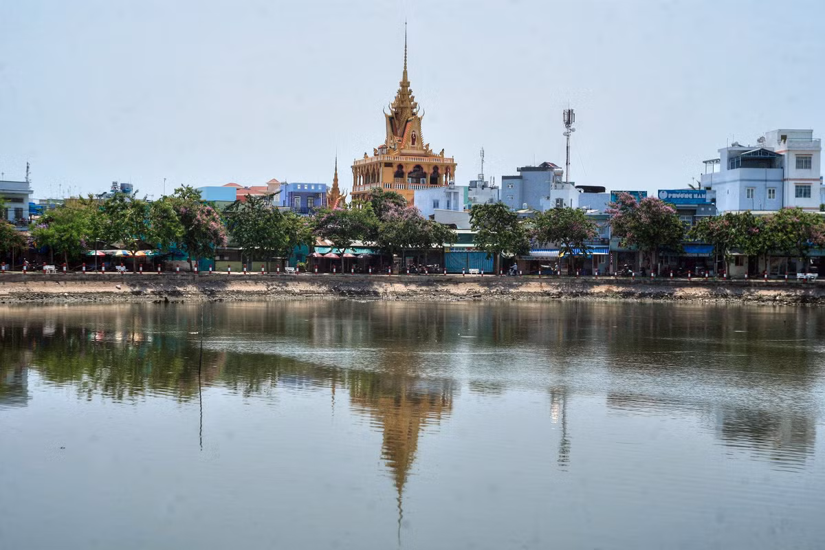 Chùa Pitu Khôsa Răngsây soi bóng xuống mặt hồ Xáng Thổi ở khu vực trung tâm thành phố. Chùa hình thành từ năm 1948, được coi là một công trình kiến trúc Phật giáo Khmer ấn tượng của miền Tây Nam Bộ.