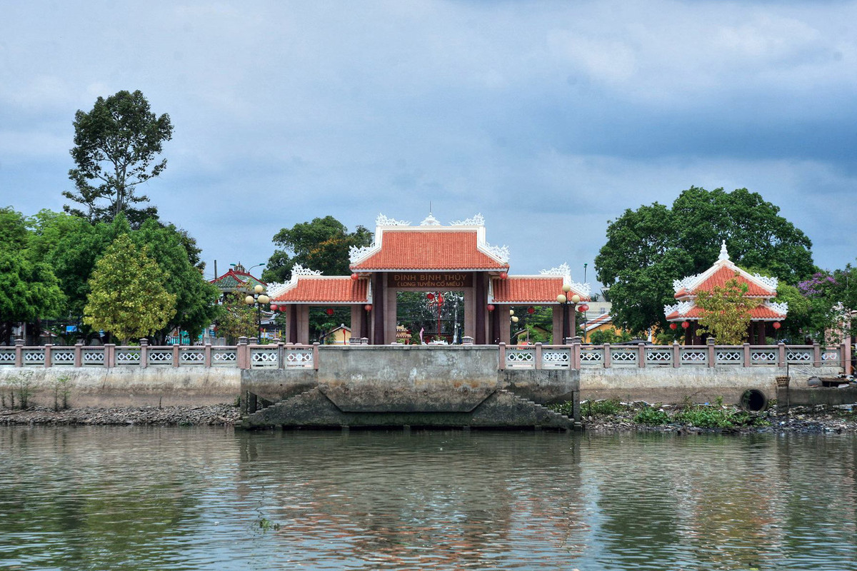 Đình Bình Thủy tọa lạc bên bờ sông Bình Thủy, thuộc phường Bình Thủy, quận Bình Thủy, TP Cần Thơ. Đình được dựng vào năm 1844, là một công trình lịch sử tiêu biểu cho giai đoạn khai hoang miền Tây Nam Bộ thế kỷ 19.