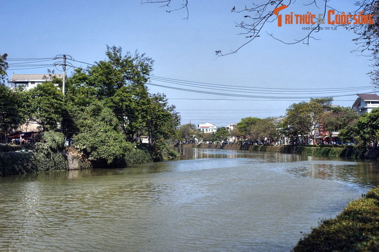 Trong quá khứ, sông An Cựu từng bị ô nhiễm nặng nề. Trong những năm qua, thành phố Huế đã giải tỏa nhiều hộ dân sống dọc hai bên bờ sông, xây dựng hệ thống kè chống xói lở, nạo vét dòng sông, vớt bèo, vớt rác…, trả lại cho dòng sông vẻ đẹp vốn có.