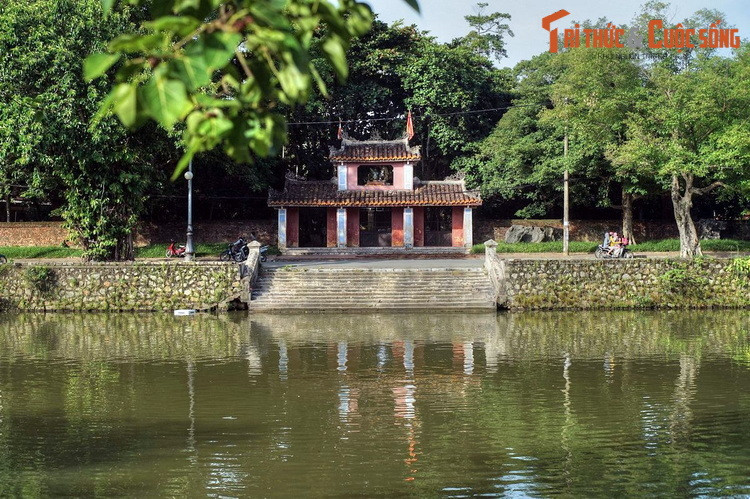 Bên bờ sông Đông Ba có rất nhiều đình, đền chùa, phủ đệ, từ đường… được xây dựng từ thời nhà Nguyễn với lối kiến trúc Huế. Di tích nổi tiếng nhất trong số đó là chùa Diệu Đế, một trong bốn ngôi Quốc tự của Cố đô Huế.