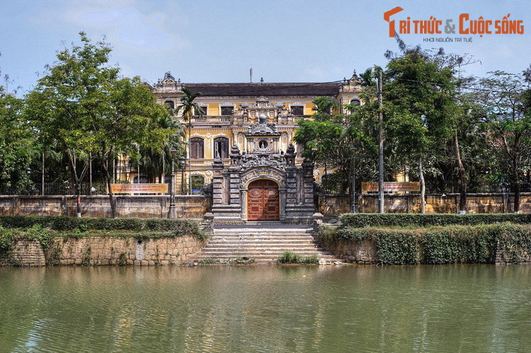 Bờ sông An Cựu là nơi tập trung nhiều phủ đệ của các hoàng thân nhà Nguyễn. Nổi tiếng nhất trong số đó là cung An Định, là cung điện riêng của vua Khải Định từ khi còn là thái tử đến khi làm vua, sau này được thái tử Vĩnh Thụy (Bảo Đại) thừa kế.