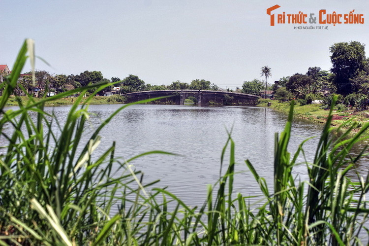 Trên phương diện cảnh quan, dòng sông này góp phần tạo nên vẻ đẹp hài hòa cho Kinh thành Huế. Tương truyền, vào thời nhà nguyễn, vào những chiều hè mát mẻ hay những ngày xuân đẹp trời, sông Ngự Hà là nơi dạo chơi bằng thuyền rồng của các vua nhà Nguyễn.