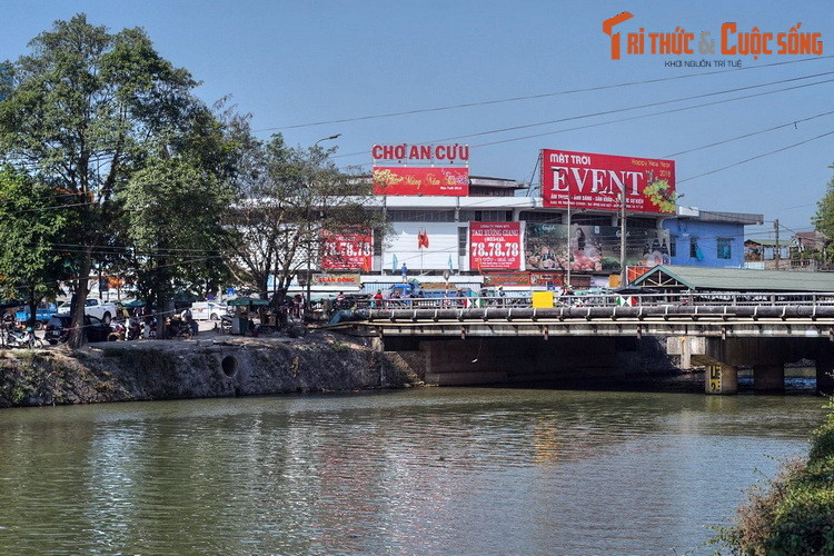 3. Nằm ở phía Nam thành phố Huế , sông An Cựu được vua Gia Long cho đào vào năm 1816 nhằm khơi thông sông Hương với sông Đại Giang, nhập vào phá Hà Trung, góp phần thau chua rửa mặn cho cánh đồng Hương Thủy của Huế.