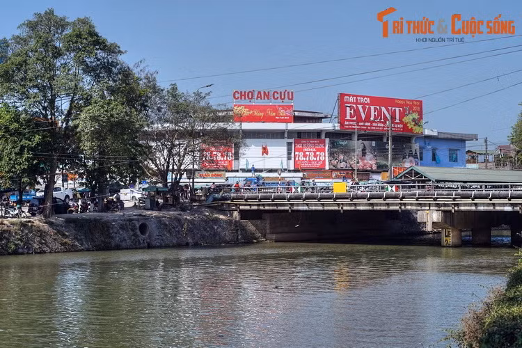 3. Nằm ở phía Nam thành phố Huế , sông An Cựu được vua Gia Long cho đào vào năm 1816 nhằm khơi thông sông Hương với sông Đại Giang, nhập vào phá Hà Trung, góp phần thau chua rửa mặn cho cánh đồng Hương Thủy của Huế.