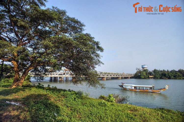 Nhiều công trình lịch sử nổi tiếng của Huế gắn với hình ảnh dòng sông Hương, như cầu Trường Tiền, đình Thương Bạc, Nghênh Lương Đình, bia Quốc học, cầu Bạch Hổ, chùa Thiên Mụ, điện Hòn Chén...