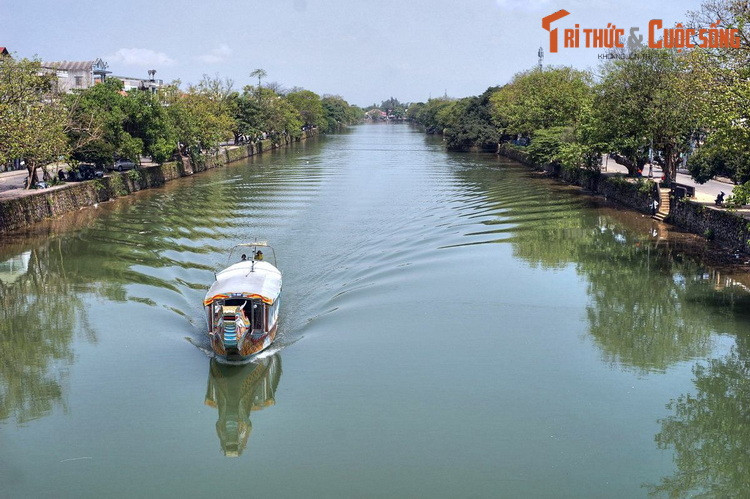 2. Chảy dọc theo mặt Đông của Kinh thành Huế, sông Đông Ba là một dòng sông có vai trò quan trọng trong lịch sử của Cố đô Huế. Sông dài khoảng 3 km, được đào dưới thời vua Gia Long, có nhiệm vụ phòng hộ phía Đông Kinh thành.