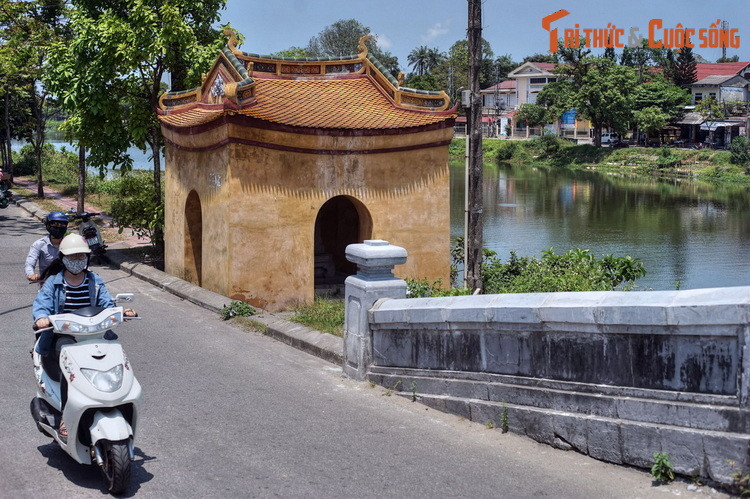 Để ghi nhận tầm quan trọng của sông Ngự Hà, các vua Gia Long và Minh Mạng đã cho xây hai nhà bia bên bờ sông làm nơi đặt hai văn bia “Ngự chế Ngự Hà bi ký” (Văn bia của vua về sông Ngự Hà) và “Ngự chế Khánh Ninh kiều bi ký” (Văn bia của vua về cầu Khánh Ninh).