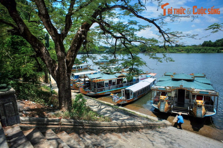 Với vẻ đẹp thơ mộng của mình, sông Hương đã trở thành nguồn cảm hứng cho nhiều tác phẩm nghệ thuật bất hủ qua nhiều thế hệ văn nghệ sĩ của Huế nói riêng và cả nước nói chung.