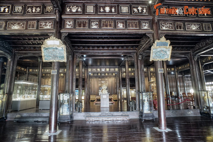 Các bài thơ văn được sử dụng trong trang trí kiến trúc thể hiện sự phong phú đa dạng về cả nội dung cho đến hình thức, thật sự là một bảo tàng sống động, độc đáo, riêng có về văn chương thời Nguyễn. Ảnh chụp tại điện Long An.