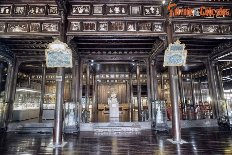 Các bài thơ văn được sử dụng trong trang trí kiến trúc thể hiện sự phong phú đa dạng về cả nội dung cho đến hình thức, thật sự là một bảo tàng sống động, độc đáo, riêng có về văn chương thời Nguyễn. Ảnh chụp tại điện Long An.