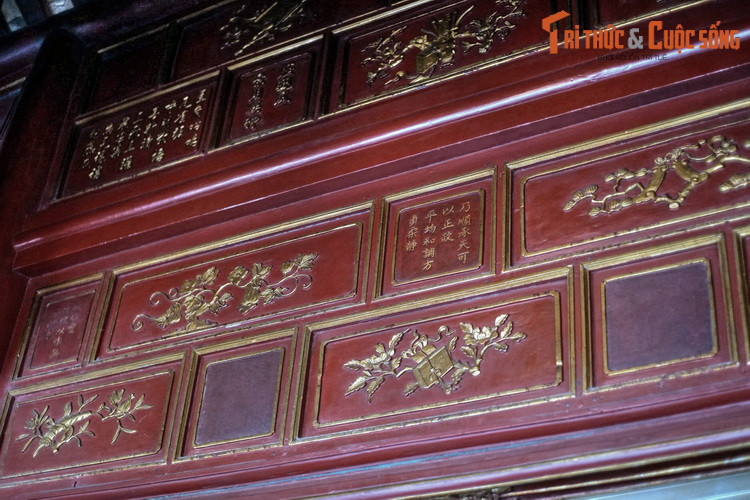 Thông thường, một ô thơ đi kèm với một ô họa khắc những đề tài truyền thống thuần túy Việt Nam như bát bửu, hoa lá, trái cây, rồng, hạc, đầu rồng, dây lá… Nội dung của những ô họa chỉ mang tính chất trang trí, không minh họa cho nội dung của những ô thơ đi kèm. Ảnh chụp tại Hưng Tổ Miếu.