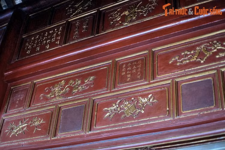 Thông thường, một ô thơ đi kèm với một ô họa khắc những đề tài truyền thống thuần túy Việt Nam như bát bửu, hoa lá, trái cây, rồng, hạc, đầu rồng, dây lá… Nội dung của những ô họa chỉ mang tính chất trang trí, không minh họa cho nội dung của những ô thơ đi kèm. Ảnh chụp tại Hưng Tổ Miếu.