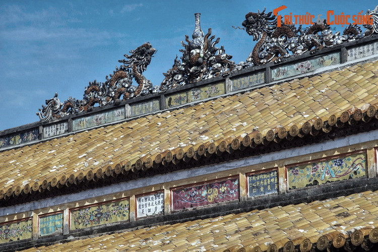 Theo thống kê, các công trình cổ ở Huế có tổng cộng 2679 ô thơ văn chạm khắc, sơn thếp trên gỗ, 146 ô thơ văn viết tráng men pháp lam và 88 đơn vị ô hộc, câu đối, bài văn đắp ngõa sành sứ. Ảnh chụp tại điệnThái Hòa.