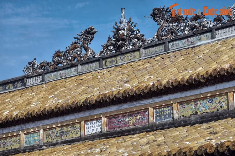 Theo thống kê, các công trình cổ ở Huế có tổng cộng 2679 ô thơ văn chạm khắc, sơn thếp trên gỗ, 146 ô thơ văn viết tráng men pháp lam và 88 đơn vị ô hộc, câu đối, bài văn đắp ngõa sành sứ. Ảnh chụp tại điệnThái Hòa.