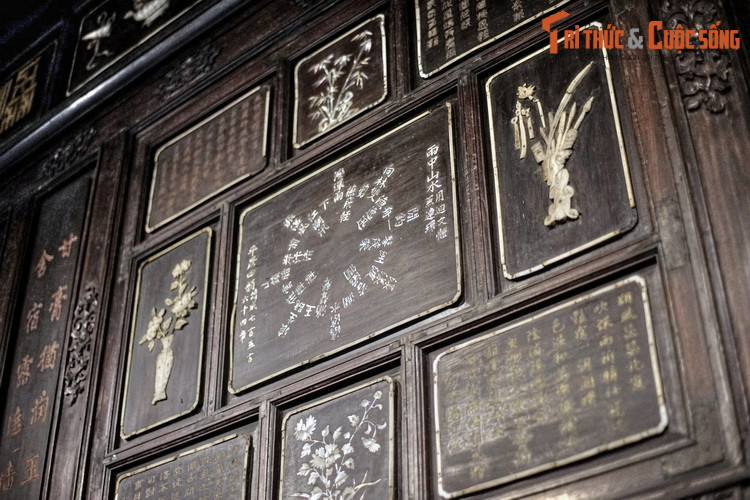 Độc đáo bậc nhất trong hệ thống thơ văn này là hai bài thơ "bát quái" của vua Thiệu Trị được chạm ở điện Long An. Tương truyền, có đến 64 cách đọc cho mỗi bài thơ này. Ảnh: Một trong hai bài thơ của vua thiệu Trị ở điện Long An.