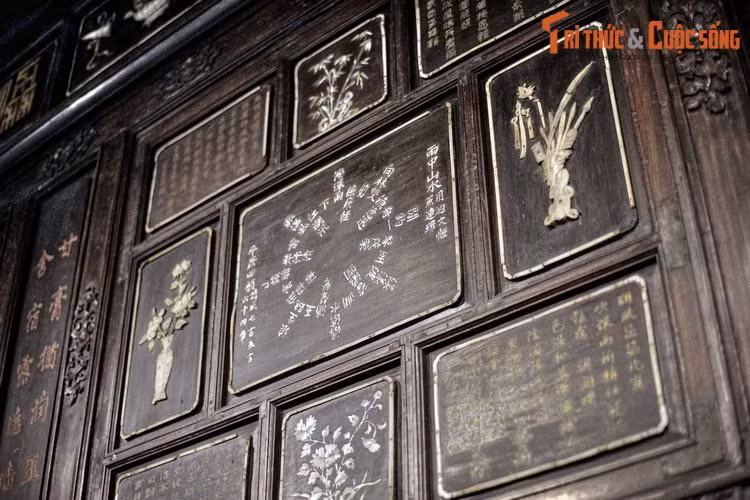 Độc đáo bậc nhất trong hệ thống thơ văn này là hai bài thơ "bát quái" của vua Thiệu Trị được chạm ở điện Long An. Tương truyền, có đến 64 cách đọc cho mỗi bài thơ này. Ảnh: Một trong hai bài thơ của vua thiệu Trị ở điện Long An.