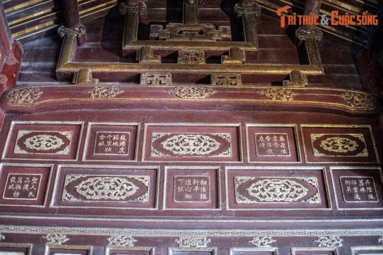 Trên tổng thể công trình, hình thức trang trí này được thực hiện trên các liên ba, đố bản, cổ diềm... theo kiểu ô hộc lớn nhỏ xen nhau, thể hiện nhiều đề tài, nhiều biểu tượng kèm theo, được lồng ghép khéo léo vào các cấu kiện kiến trúc. Ảnh chụp tại điện Thái Hòa.