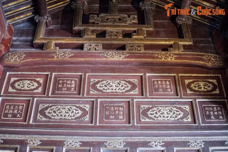 Trên tổng thể công trình, hình thức trang trí này được thực hiện trên các liên ba, đố bản, cổ diềm... theo kiểu ô hộc lớn nhỏ xen nhau, thể hiện nhiều đề tài, nhiều biểu tượng kèm theo, được lồng ghép khéo léo vào các cấu kiện kiến trúc. Ảnh chụp tại điện Thái Hòa.