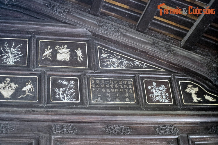 Theo nhận định của các nhà nghiên cứu văn hóa, thơ văn trên kiến trúc cung đình Huế là một phong cách riêng trong trang trí kiến trúc cung đình, chưa thấy xuất hiện ở những nơi khác trên thế giới. Ảnh chụp tại điện Long An.