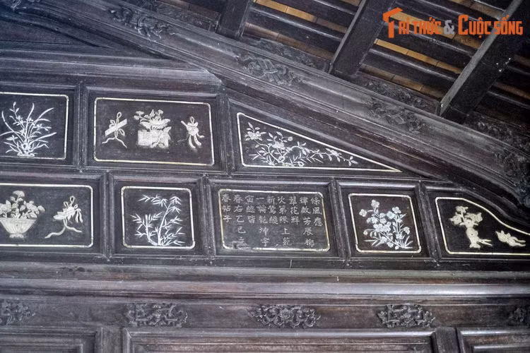 Theo nhận định của các nhà nghiên cứu văn hóa, thơ văn trên kiến trúc cung đình Huế là một phong cách riêng trong trang trí kiến trúc cung đình, chưa thấy xuất hiện ở những nơi khác trên thế giới. Ảnh chụp tại điện Long An.