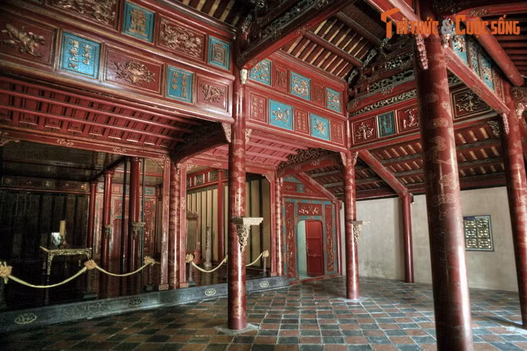 Trải qua một thời gian dài, dù phải chịu sự tàn phá của chiến tranh, các thảm họa thiên nhiên và sự xâm phạm của con người, Cố đô Huế vẫn còn bảo lưu được một khối lượng rất lớn thơ văn trên các di tích kiến trúc của mình. Ảnh chụp tại lăng Minh Mạng.