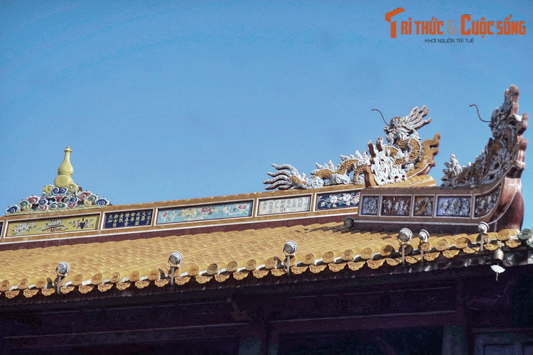 Ngược dòng thời gian, vào thời nhà Nguyễn, các nghệ nhân đã sử dụng văn thơ để trang trí ở cả nội và ngoại thất các công trình quan trọng của Kinh thành như Ngọ Môn, điện Thái Hòa, điện Cần Chánh, Triệu Miếu, Hưng Tổ Miếu, Thế Tổ Miếu… Ảnh chụp tại Ngọ Môn.